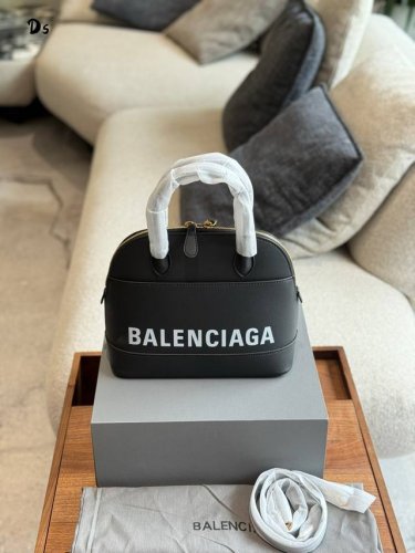 balenciaga巴黎世家新款贝壳包出货啦 秋冬火爆款-日常搭配休闲风妥妥的， 别的牌子贝壳包都已经烂大街了， 这个绝对吸人眼球不易撞包 Size 尺寸大号: