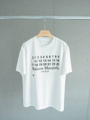 公司级Mm6 Maison Margiela 马吉拉 2025Ss 马赛克日历重构短袖T恤 男女同款 - 颜色 长态白 - 尺码 44 46 48 50 尺码表