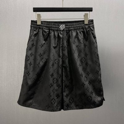 lu 波纹提花桑蚕丝短裤 Size S-Xl 本款桑蚕丝短裤以 Monogram 提花呈现莹亮波纹质感，再为两侧 裤腿点缀针织饰带，可与同款短袖马球衫共筑日