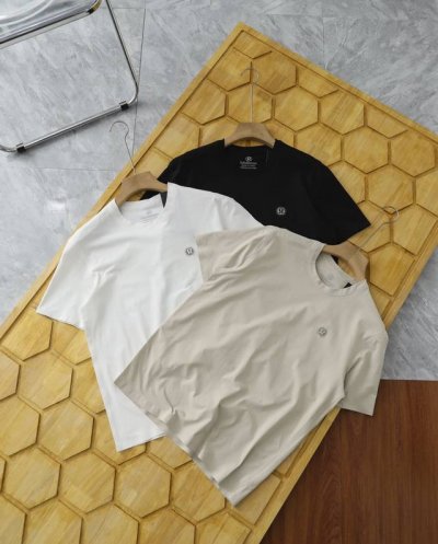Lululemon 露露圆领全压胶短袖功能T恤吸湿速干轻量短袖 面料采用舒弹棉 柔软 丝滑 清香 排汗 速干 清爽舒适 良好的抗皱性和保型性，能让衣物保持较好的