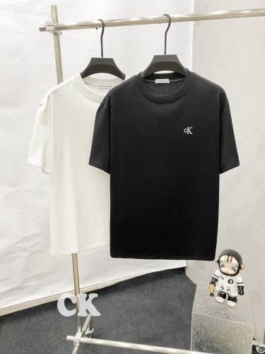 爆款夏季Ck25Ss新款小标基础刺绣T恤男女同款必备搭配短袖 正确版本男女同款情侣同款万针刺绣采用纯棉面料高克重舒适透气夏季新款百搭首选推荐拍照出行出游出片款式