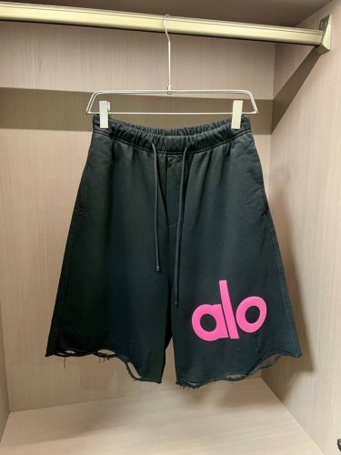 alo 2025春夏新品短裤，满溢慵懒时尚气息。宽松的版型，搭配抽绳设计，随性自在，给予身体无拘无束的舒展空间。侧边标志性的品牌字母，简约却吸睛，彰显独特风格。