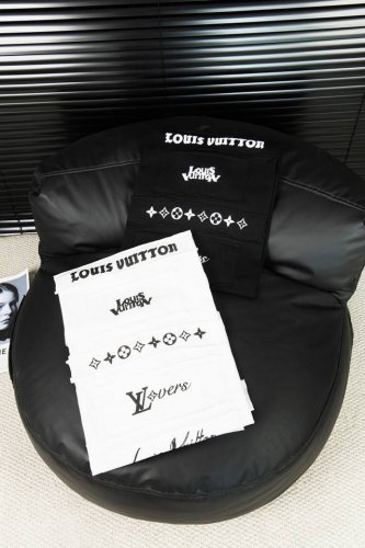 顶级版本-款号W46 Louis Vuitton 路易威登 老花贴布字母短袖T恤 Louis Vuitton法国路威酩轩集团-Lvmh旗下品牌 著名奢侈品箱包和