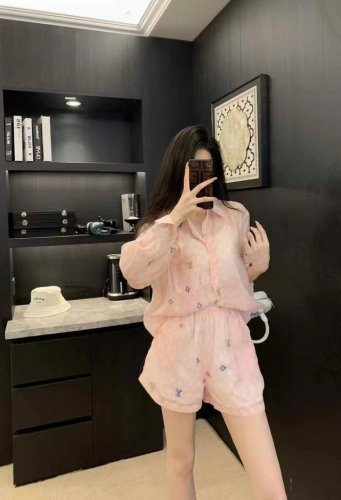 新品上新 Louis Vuitto* 彩色字母满印防晒套装 高级定制 款号：006008 新款Lv*驴家满印防晒套装 颜色：粉 蓝 尺码： 均码 80-125斤