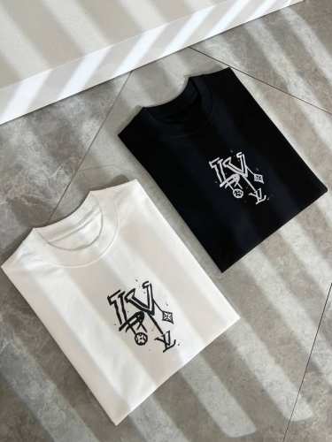 louisvuitt*路易*登 2025春夏全新系列单品上线，非常时髦前卫的一款男女同款短袖T恤，标识Logo图案印花修饰！区别于以往的不同，宣示品牌传承多年的