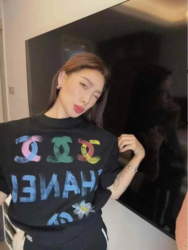 上新 Chanel香奈儿联名Gd涂鸦小雏菊短袖T 高级感是香奶奶给的真的在我审美上！！ 全身彩色涂鸦超好看～小雏菊美出天际了 属于多少有点小心机在身上了嘎嘎重工