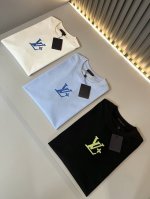 Louisvuitt*路易*登 2025春夏全新系列单品上线，非常时髦前卫的一款男女同款短袖T恤，标识Logo图案印花修饰！区别于以往的不同，宣示品牌传承多年的