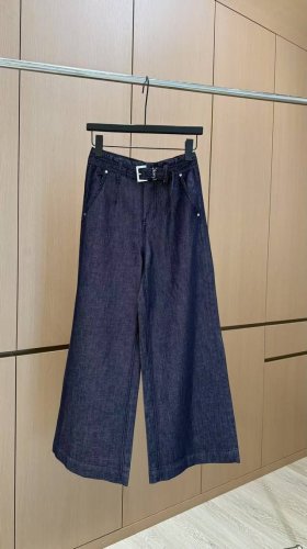 爆款现货 原单品质 Ysl*｜定制面料牛仔裤 采用高端定制银丝面料，牛仔穿起来非常舒适，常规设计，包容性好，撞色金属装饰 增添视觉魅力，而且裤子的纹路会非常细腻