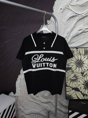 款号Aa47110 lv 25Ss 签名字母针织 poio衫 短袖 louis Vuitton专柜同款 采用 G羊毛针织面料 拿手上非常有质感 立体 大气 夏天