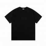 Loewe 罗意威 25Ss 暗纹刺绣徽标短袖 26支精棉紧密平纹 克面料，配套1*1十字罗纹260克，胸前Loewe徽标采用进口机平绣，线面工整整洁，触感细腻