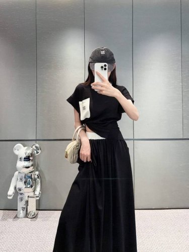 上新 Miumiu 缪缪 25Ss新款套装松弛感小姐姐套裙 宽松廓形版型非常有特色～基础款打造时髦Look～时髦感满满 一套搭配上身超显瘦 一套出～ 颜色：白色