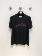 gucci古驰 新款短袖 日常出门闭眼搭定制丝光弹力棉面料短袖T恤 魅力在于创造了简约奢华感的时尚,随意搭配感受英式风格独特气质. 宽松的版型展现出休闲随意的风