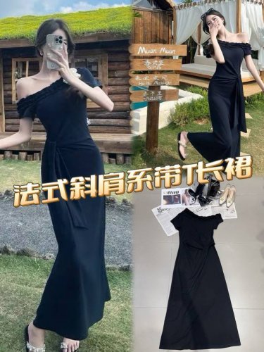 连衣裙 法式斜肩系带长裙，宛如优雅缪斯的化身。斜肩剪裁，似不经意间泄露的性感，悄然勾勒出迷人肩颈线；木耳边轻舞，灵动且浪漫，如夜曲中的音符。腰间系带，巧妙收束出