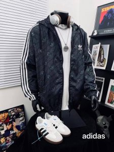 Adidas阿迪达斯三叶草爆款防晒刺绣连帽外套 男女同款 穿在身上没有感觉，好像和身体融为一体，超轻薄透气，防晒衣的主要作用是防治 防晒衣太阳紫外线的直接照射，