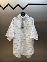 巴黎世家 弹幕印花短袖衬衫 全棉梭织面料，进口高支高密的全棉梭织面料，面料保型稳定，不易变形走样保持版型。布匹练白后形成清水布，增强印花渗透效果。表面光滑有质感
