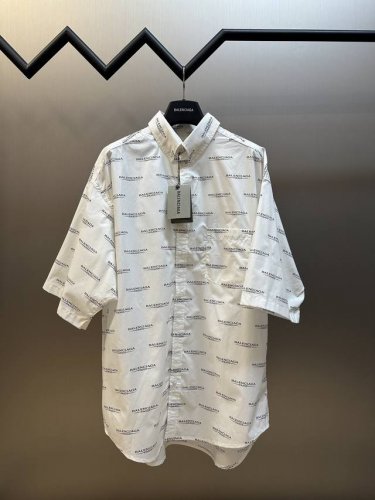 巴黎世家 弹幕印花短袖衬衫 全棉梭织面料，进口高支高密的全棉梭织面料，面料保型稳定，不易变形走样保持版型。布匹练白后形成清水布，增强印花渗透效果。表面光滑有质感
