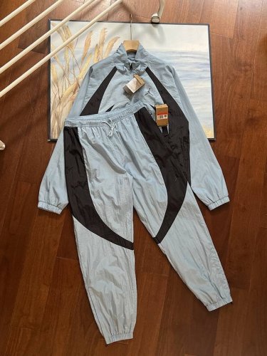 特价清仓上衣 ，裤子80，报单款号10161。 裤子现有尺码 黑色 M 1 L 2 Xl 3 2Xl 1 蓝色 M 3 L 3 Xl 1 2Xl 2 衣服现有尺