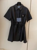 prad*新品抽绳尼龙连衣裙 高版本对比品质 定制进口环保再生尼龙材质 质感舒适挺括 轻盈好穿 短袖连衣裙 标志性三角牌装饰 展现品牌调性 抽绳设计 巧妙拉长