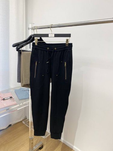 LV 2025春季新款休闲裤！官网同步发售。品牌经典LOGO休闲裤 ，定制面料，舒适度极好，手触感强烈。辨识度极高，完美品相工艺。 尺码：M-3XL