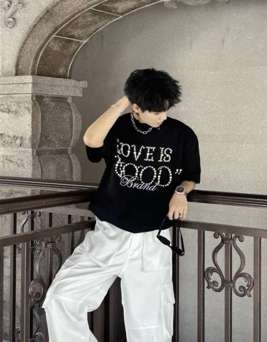 p100编号：G01 【珍珠迎好运】Goodbrand Love Is Good珍珠标语短袖T恤 情侣同款 颜色：黑色 蓝色 红色 码数：S M L Xl 区别