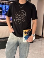 爱*仕 2025春夏最新马鞭刺绣案圆领T恤衫，宽大版型Over Size风格，完全不挑身材，整体效果宽松却极具韵味，不会松垮到没型，穿搭更是万能得百搭，超显年轻
