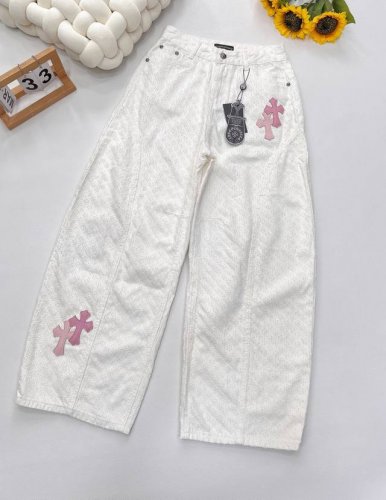 chrome Hearts 新款粉色十字皮标牛仔裤，这条克罗心牛仔裤，绝对是你的时尚救星！ 标志性粉色十字皮标，打破常规，为经典牛仔注入灵魂，瞬间拿捏住潮酷氛围