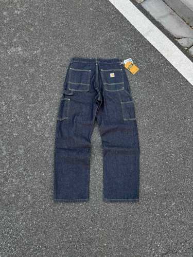 K011 Carhartt Wip卡哈伐木工日系工装风牛仔裤 定制原版Logo扣，Ykk拉链门襟，顺滑易拉！ 很多位置都有套结加固，车工扎实！ 整体剪裁采用了立