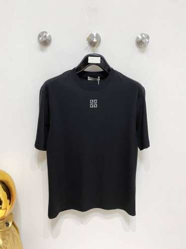 givenchy纪梵希 2025Ss春夏最新款短袖T恤出货啦！！ 2025新款T恤 高版本专用面料 高克重纯棉丝光面料 上身舒适不失挺阔 针脚刺绣工艺、数字印花