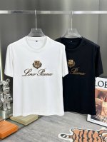 L p2590春夏新品发售！男士夏季商务休闲圆领短袖T恤，定制原版高密度棉，透气舒适设计元素非常好看，每一处的细节都是相当的精致跟不俗，上身大气简约又不俗气。时