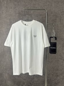 Y140S240prada 普拉达2025新款经典胸前三角标Logo短袖T恤衫 简约与奢华的邂逅 prada经典T恤 一件prada经典T恤 是衣橱里永不过时的
