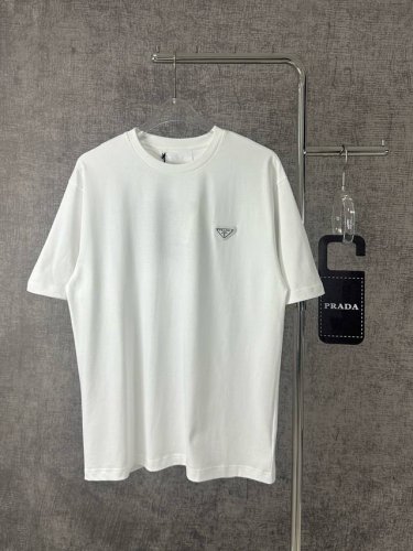 Y140S240prada 普拉达2025新款经典胸前三角标Logo短袖T恤衫 简约与奢华的邂逅 prada经典T恤 一件prada经典T恤 是衣橱里永不过时的