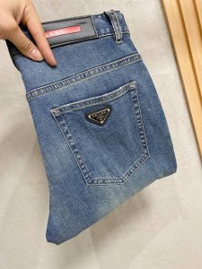 prada 普拉达 男士丹宁牛仔裤 官宣画册海报穿搭款 客供高级进口的丹宁原色面料 特选日本冈山纯正13Oz 盎司牛仔布料 重磅环保植物酵素水洗工艺 肌理有着淡