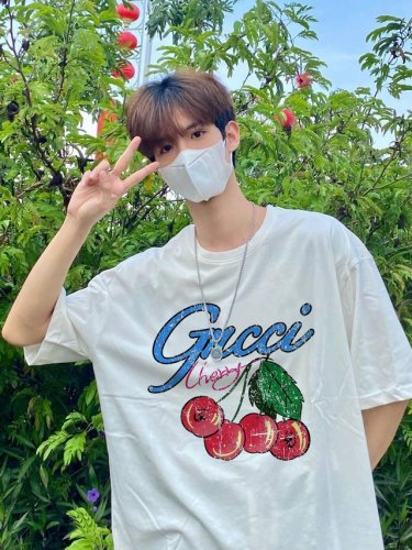 gucci 古驰 23Ss官方新款油画樱桃情侣短袖 商品参数 采用260克双砂面料 三针五线做工 领口包包边条 今年火爆的品牌 看到了就忍不住要自留一件 正确纹
