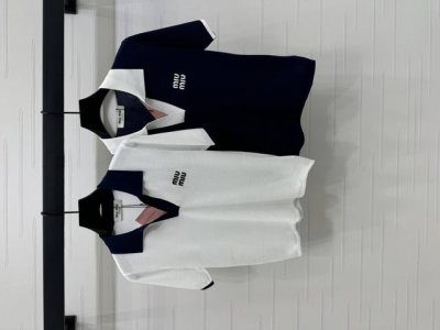 上新原单高端品质 Miumi*2025春夏最新系列！撞色翻领针织短袖！定制羊毛纱线织造 质感高级舒适 领口小Ｖ翻领与袖口拼接色呼应 胸前标志性字母提花徽标图案