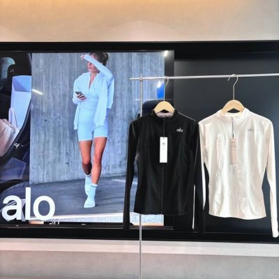 alo Yogo 春夏新品修身显瘦冰丝拉链瑜伽外套防晒服 宝子 春夏防晒服显瘦战袍来啦 Alo 轻氧拉链瑜伽外套 直接焊在我衣柜里 薄款冰丝质地长袖 + 显瘦剪
