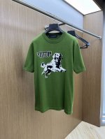 Lv 2540款短袖金毛猎犬图案纯棉圆领T恤 精梳棉质纱线针织纺棉布面料制作，纯棉的高克重特殊纱，掂起来手感份量十足，上身也比普通T更加有质感，这种质地能应对天