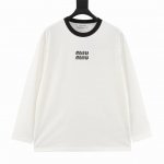 Miumiu 缪缪 胸前经典字母黑色领口长袖 采用定制面料。添加杜邦公司Sorona 索罗娜 材料，亲肤性好、长效抗菌、防螨，更耐洗，棉线经过反复处理，移除劣质