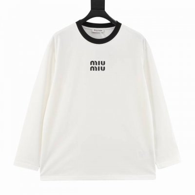 Miumiu 缪缪 胸前经典字母黑色领口长袖 采用定制面料。添加杜邦公司Sorona 索罗娜 材料，亲肤性好、长效抗菌、防螨，更耐洗，棉线经过反复处理，移除劣质