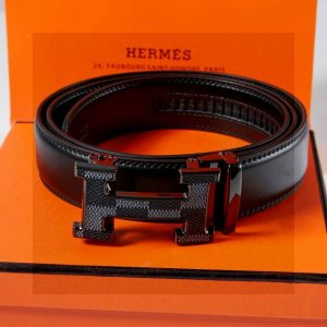 p90。今年最好看爱马仕Hermes皮带来喽 东莞纯原单货 纯钢的标志性爱马仕皮带头 份量特别重 质量非常好 皮带采用的专柜原版的 双面头层皮制成 绝对的好东西