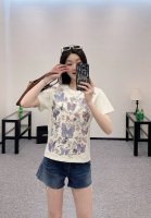 66002 Cd重工彩蝶刺绣森系短袖T恤 定制Yb斜纹全棉材质 透气舒适 质感十足 宽松T恤裁剪 凸显品牌格调 采用克重纯棉制成 略带有弹力 呈现显瘦视觉效果