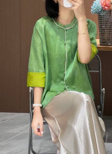 独家上 织金锦鲤五分袖两面穿真丝单层外套 穿3个季节 锦鲤象征着吉祥如意 好运常伴 事业成功的带来财富好寓意 颜色 绿和紫色