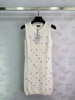 Chane*2025新品上架 刺绣飞燕针织背心裙 定制Yb羊毛纱线织造 细腻肌理 透气舒适 针织无袖背心裙剪裁 通体以白色为底 定位缝制彩色飞燕 配合双C徽标装
