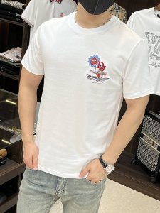 主推 Dior 秋冬新品发布迪奥圆领短袖 纯棉面料 定义高端产品 3D立体制版 贴身舒适 欧洲标准环保染色 去除所有重金属 微生物 达到国际标准 胸前绣花 少数
