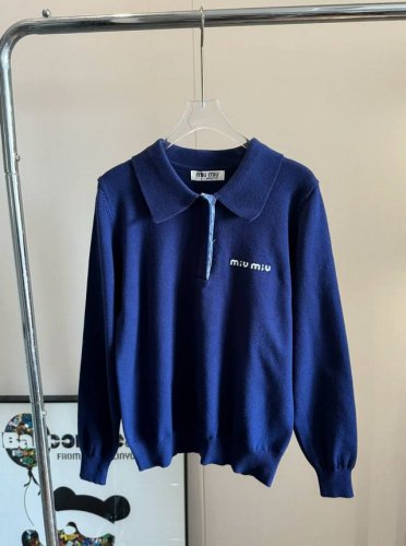 品名：Mium*U 新款徽标polo领针织长袖 尺码：M.L 颜色：藏青色 领口定制蓝条纹织带点缀，时髦感很墙的一款针织毛衣。最喜欢的就是它的polo翻领，软软