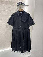 moncle*2025新品上架 翻领短袖连衣裙 定制Yb斜纹全棉材质 工艺处理 穿搭透气 挺括有型 翻领短袖连衣裙剪裁 通体素色利用剪裁和细节提升精致度 前襟开