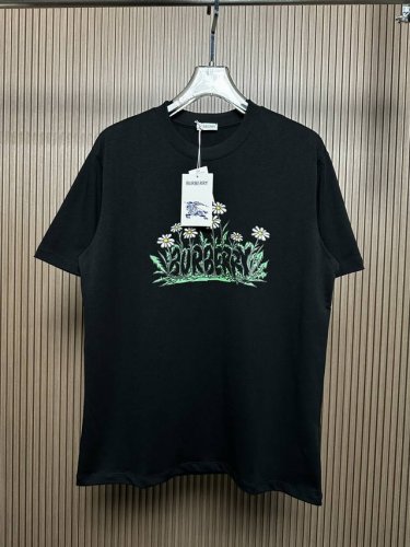 Burberry短袖T恤 工艺：印花 颜色：黑色 白色 码数：S～Xl 面料：精梳紧密棉盖棉280G 柔顺手感，做工细致。男女同款宽松版型！