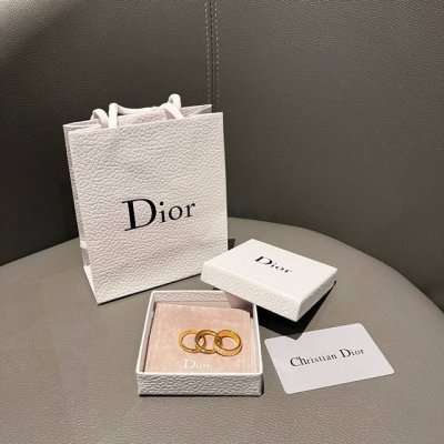 迪奥Dior三层 戒指 这款戒指真的是超级Blingbling的白金配色显得手很白.三层戒指是可以随意分开的 可以叠戴 也可以按照自己喜好分别戴在不同手指上~上