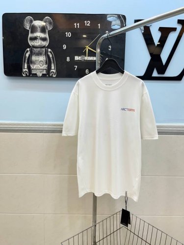 款号155 Arc`Teryx始祖鸟炫彩印花圆领短袖 采用280 G纯棉双纱面料 上身舒适柔软 透气性强 前后幅采用精美印花工艺 整体高端大气 高版本可随意对比