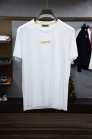 p210 蒙口2025 春夏新款# 2025春夏2色净版圆领 进口双丝光棉，丝滑柔软细带来极致贴服透气的面料特性穿着体验，柜*制款官网在售。高标准进口面料辅以最
