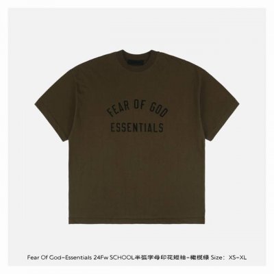 Fear Of God-Essentials 24Fw School半弧字母印花短袖-橄榄绿 采用重磅260G纯棉面料，柔软亲肤且具备自然垂坠感，质地厚实挺括，